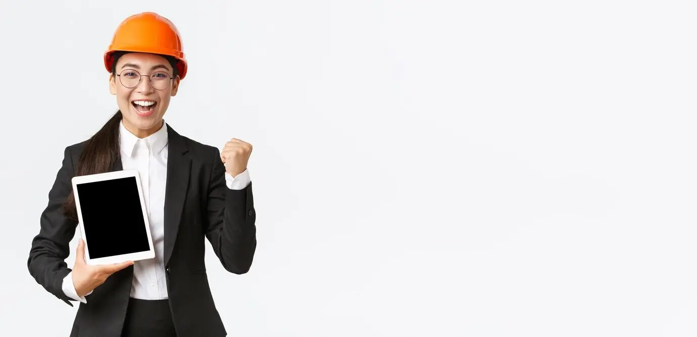 Ingeniera y gerente de construcción en una fábrica, exitosa y triunfante, con casco de seguridad y traje de negocios.