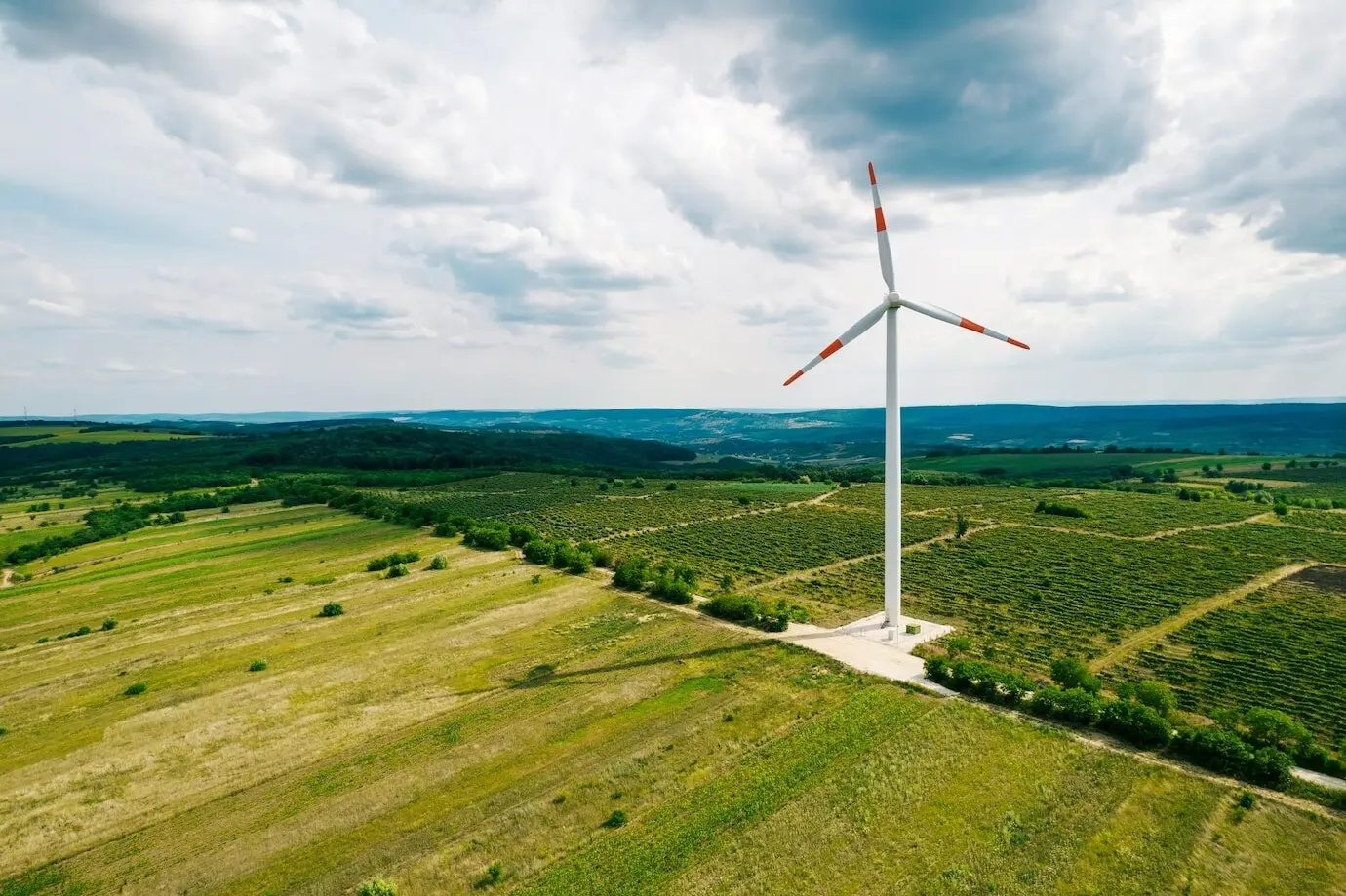 Un molino de viento que funciona en un campo.